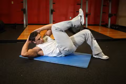Demonstrasi gerakan Cross-Body Crunch.