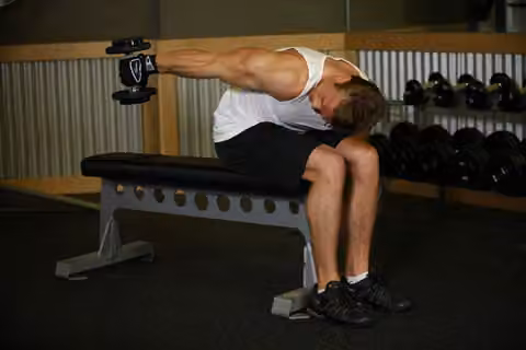Demonstrasi gerakan Seated Bent-Over One-Arm Dumbbell Triceps Extension.