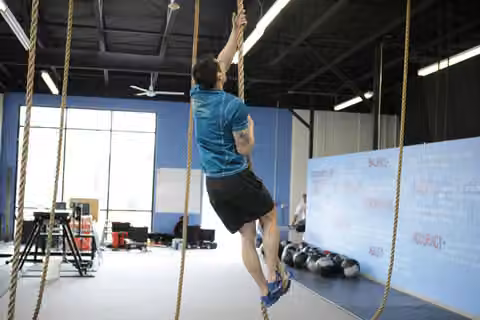 Demonstrasi gerakan Rope Climb.