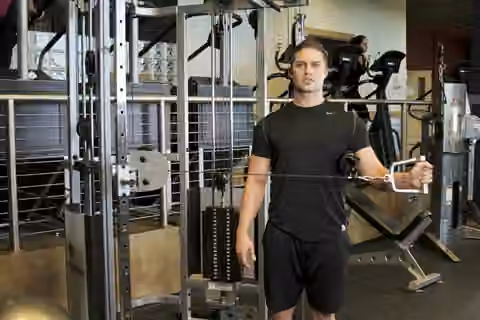 Demonstrasi gerakan External Rotation with Cable.