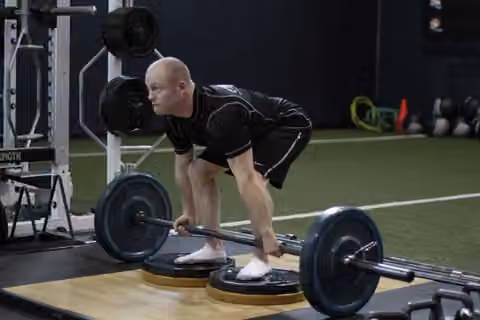 Demonstrasi gerakan Deficit Deadlift.