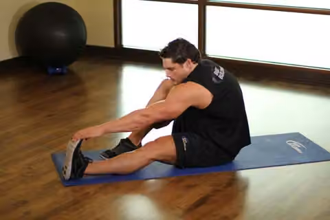 Demonstrasi gerakan Seated Calf Stretch.