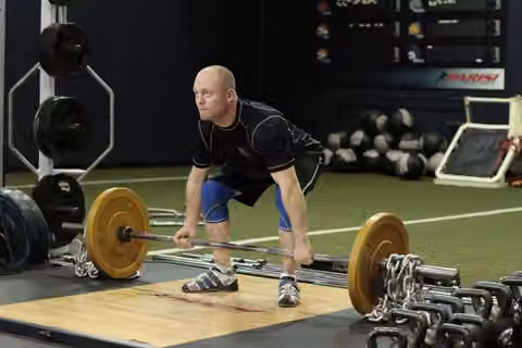 Demonstrasi gerakan Deadlift with Chains.