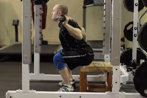 Demonstrasi gerakan Box Squat.