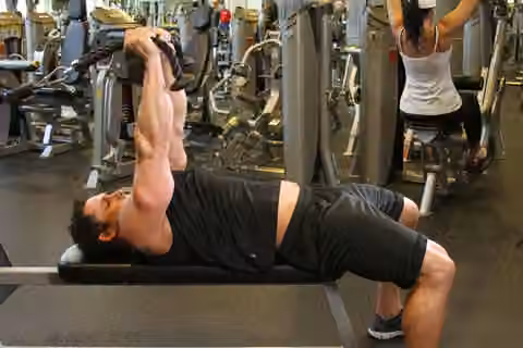 Demonstrasi gerakan Low Cable Triceps Extension.