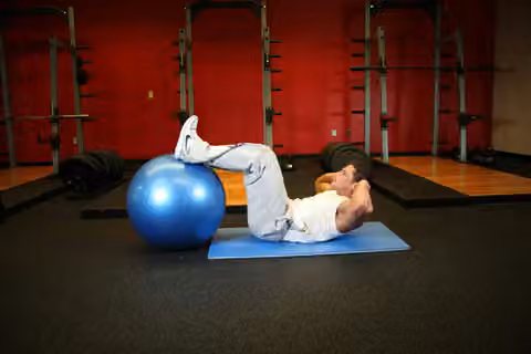Demonstrasi gerakan Crunch - Legs On Exercise Ball.