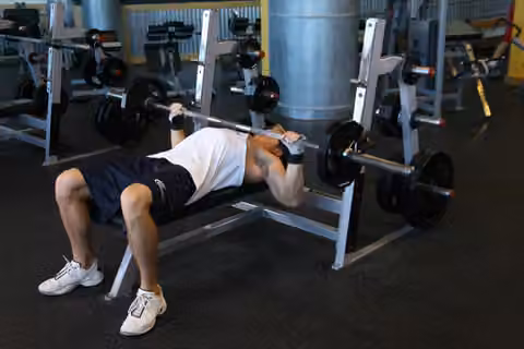 Demonstrasi gerakan Wide-Grip Barbell Bench Press.