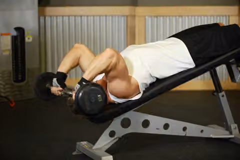 Demonstrasi gerakan Decline EZ Bar Triceps Extension.