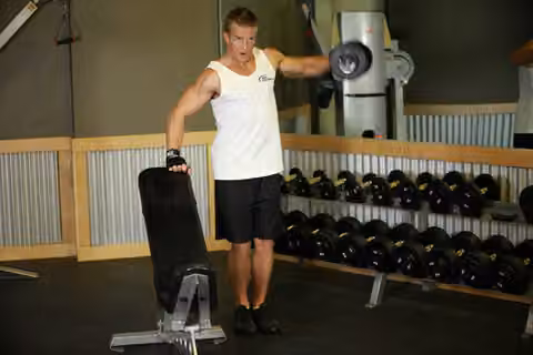 Demonstrasi gerakan One-Arm Side Laterals.
