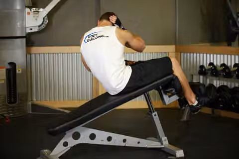 Demonstrasi gerakan Decline Oblique Crunch.