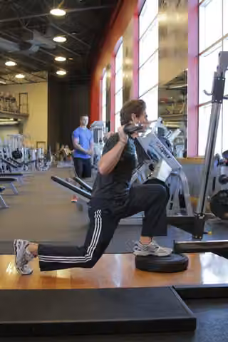 Demonstrasi gerakan Elevated Back Lunge.