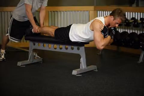Demonstrasi gerakan Hyperextensions With No Hyperextension Bench.