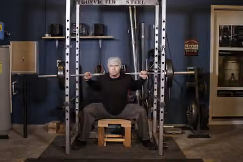 Demonstrasi gerakan Reverse Band Box Squat.