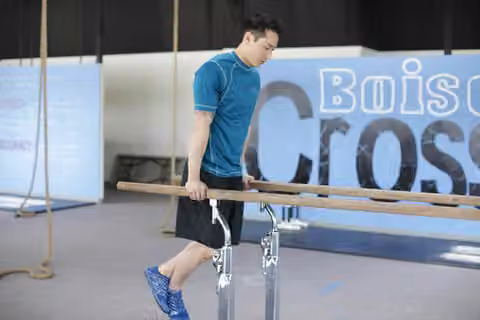 Demonstrasi gerakan Parallel Bar Dip.