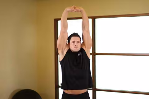 Demonstrasi gerakan Upward Stretch.