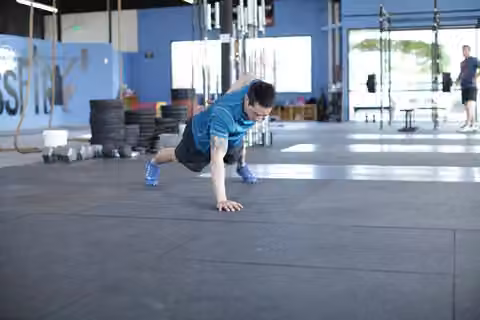 Demonstrasi gerakan Single-Arm Push-Up.