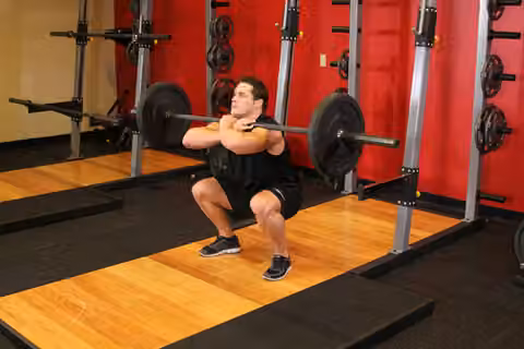 Demonstrasi gerakan Front Barbell Squat.