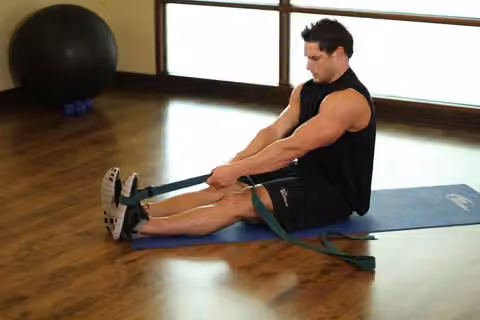 Demonstrasi gerakan Seated Hamstring and Calf Stretch.