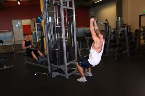 Demonstrasi gerakan V-Bar Pulldown.