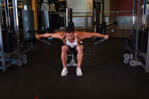 Demonstrasi gerakan Cable Seated Lateral Raise.