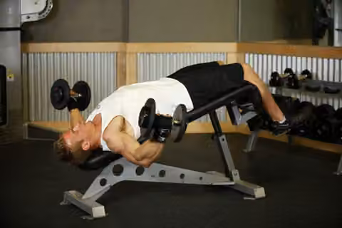 Demonstrasi gerakan Decline Dumbbell Flyes.