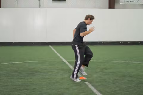 Demonstrasi gerakan Single-Cone Sprint Drill.