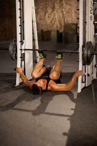 Demonstrasi gerakan Smith Machine Leg Press.