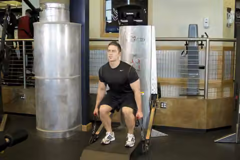 Demonstrasi gerakan Cable Deadlifts.