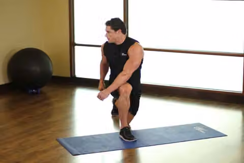 Demonstrasi gerakan Crossover Reverse Lunge.