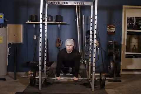 Demonstrasi gerakan Reverse Band Sumo Deadlift.