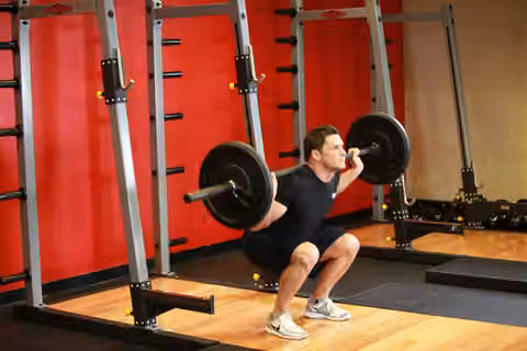Demonstrasi gerakan Barbell Squat.