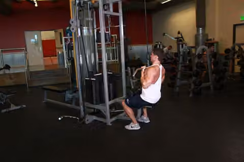 Demonstrasi gerakan Underhand Cable Pulldowns.