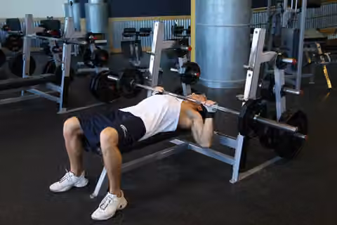 Demonstrasi gerakan Barbell Guillotine Bench Press.
