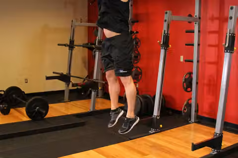 Demonstrasi gerakan Freehand Jump Squat.