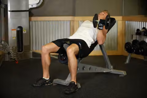 Demonstrasi gerakan Incline Dumbbell Curl.