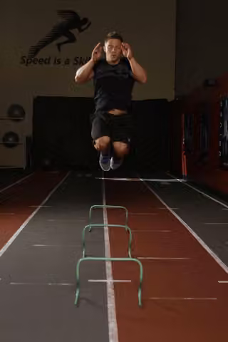 Demonstrasi gerakan Hurdle Hops.