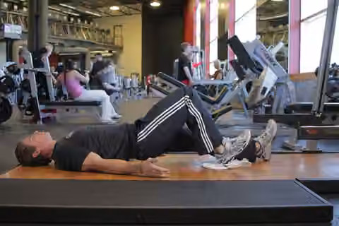Demonstrasi gerakan Platform Hamstring Slides.
