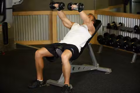 Demonstrasi gerakan Front Incline Dumbbell Raise.