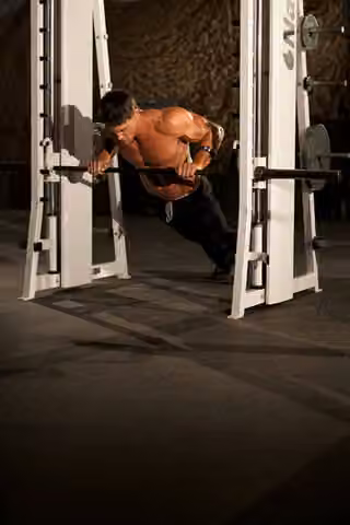 Demonstrasi gerakan Incline Push-Up Medium.