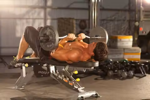 Demonstrasi gerakan Close-Grip EZ-Bar Press.