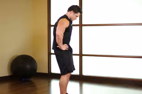 Demonstrasi gerakan Standing Pelvic Tilt.