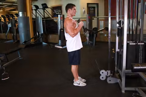 Demonstrasi gerakan Cable Hammer Curls - Rope Attachment.