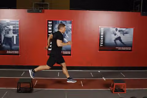 Demonstrasi gerakan Single-Leg Stride Jump.