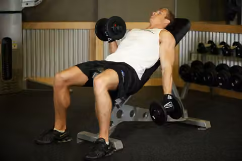 Demonstrasi gerakan Alternate Incline Dumbbell Curl.