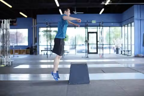 Demonstrasi gerakan Front Box Jump.