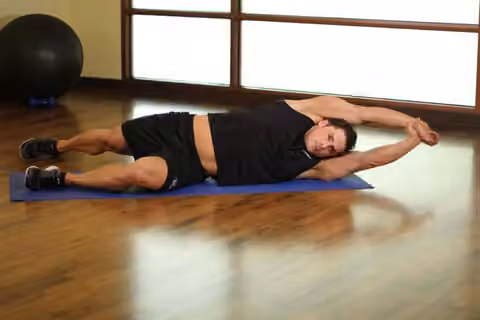 Demonstrasi gerakan Side-Lying Floor Stretch.