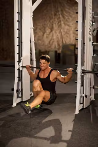 Demonstrasi gerakan Smith Machine Pistol Squat.