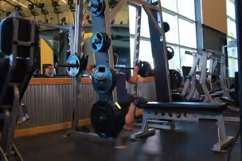 Demonstrasi gerakan Smith Single-Leg Split Squat.