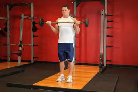 Demonstrasi gerakan Wide-Grip Standing Barbell Curl.