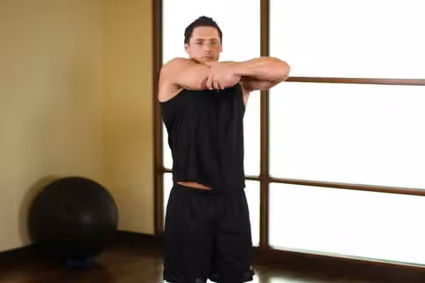 Demonstrasi gerakan Tricep Side Stretch.